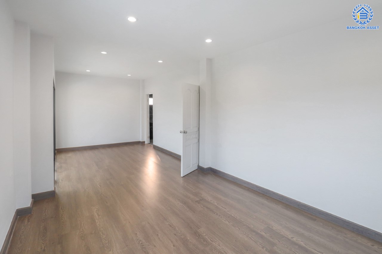 บ้านมือสองตกแต่งใหม่ หลังใหญ่พร้อมเข้าอยู่ ม.เมืองดี พุทธมณฑลสาย 2 หลังมุม เนื้อที่ 92.8 ตร.ว. ฟังก์ชันจัดเต็ม 4 ห้องนอน 4 ห้องน้ำ จอดรถได้ถึง 4 คัน บนทำเลใกล้ทางคู่ขนานลอยฟ้าบรมราชชนนี และเซ็นทรัลปิ่นเกล้า